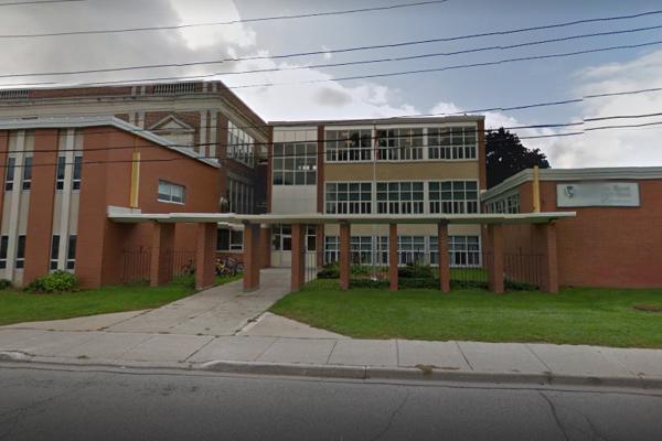 Trường Trung Học Lambton Central Collegiate & Vocational Institute – Petrolia, Ontario, Canada