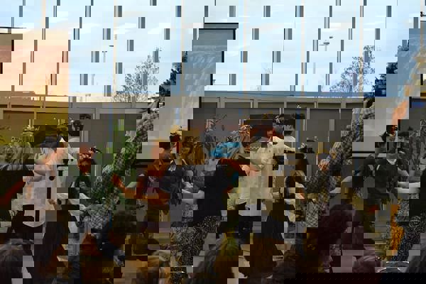 Trường Trung Học Dr. Frank J. Hayden Secondary School – Burlington, Ontario, Canada