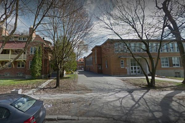 Trường Trung Học Macdonald High School- Quebec, Canada