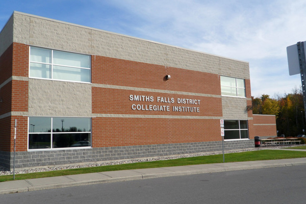 Trường Trung Học Smith Falls and District Collegiate Institute – Smith Falls, Ontario, Canada