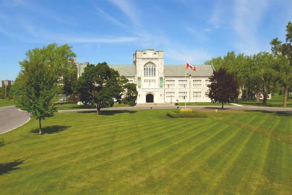 Trường Trung Học Albert College – Belleville, Ontario, Canada