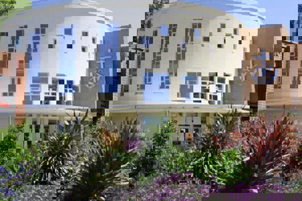 California - Trường Trung Học Moreau Catholic High School - USA