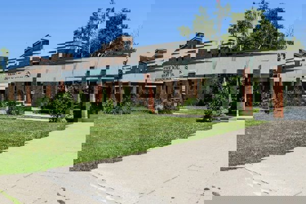 Trường Trung Học Sherwood Secondary School – Hamilton, Ontario, Canada