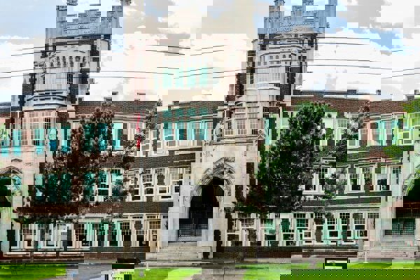 Trường Trung Học Delta Secondary School– Hamilton, Ontario, Canada