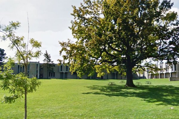 Trường Trung Học Sir Allan MacNab Secondary School – Hamilton, Ontario, Canada