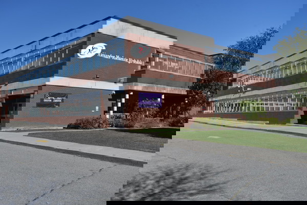 Trường Trung Học Alexander Mackenzie High School – Richmond Hill, Ontario, Canada