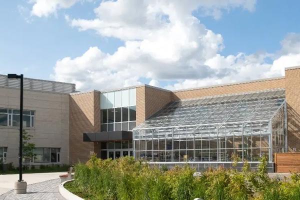 Trường Trung Học Craig Kielburger Secondary School – Milton, Ontario, Canada