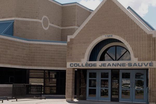 Trường Trung Học Collège Jeanne-Sauvé – Winnipeg, Manitoba, Canada