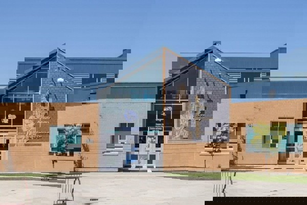 Trường Trung Học Notre Dame Academy – Medicine Hat, Alberta, Canada