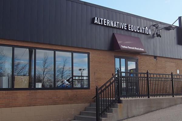 Trường Trung Học Father Donald MacLellan Catholic Secondary School – Ajax, Ontario, Canada