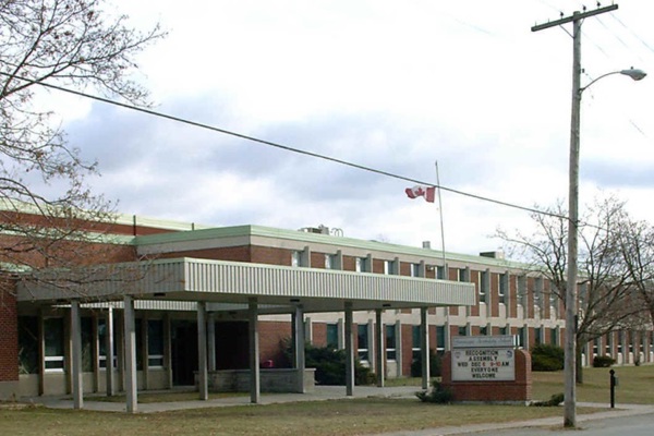Trường Trung Học Gananoque Secondary School – Gananoque, Ontario, Canada