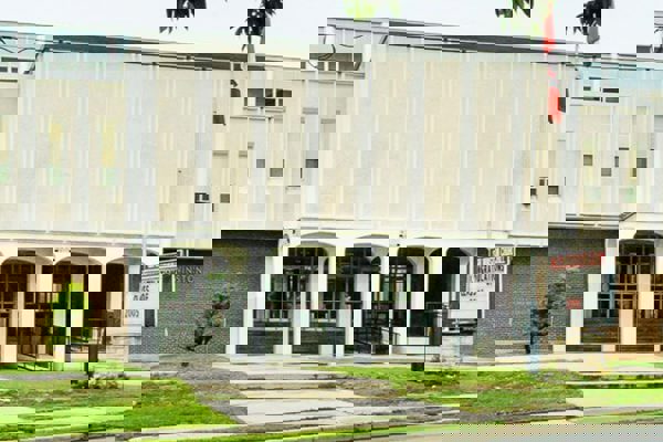 Trường Trung Học Sir Winston Churchill Secondary School – Hamilton, Ontario, Canada