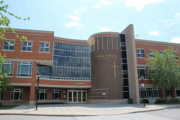 Trường Trung Học St. Mother Teresa High School – Nepean, Ontario, Canada