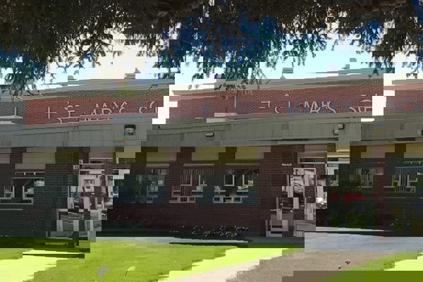 Trường Trung Học St. Mary's School – Medicine Hat, Alberta, Canada