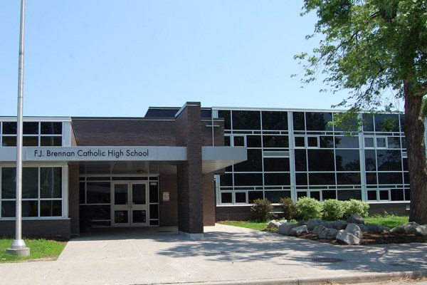 Trường Trung Học F. J. Brennan Catholic High School – Windsor, Ontario, Canada