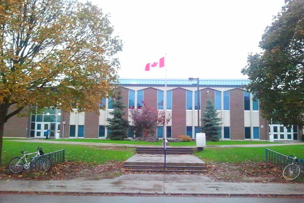 Trường Trung Học A.B.Lucas Secondary School - London, Ontario, Canada